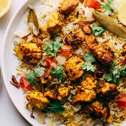 Steaming, flavorful Easy Chicken Biryani with fluffy rice and tender chicken, ready to enjoy.